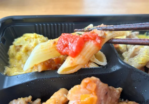 炭火チキンのサルサ風ソース&豚肉のカレーソースプレート