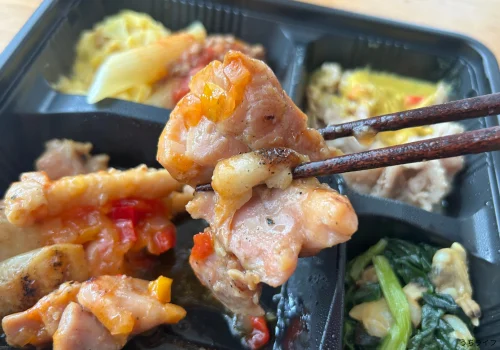 炭火チキンのサルサ風ソース&豚肉のカレーソースプレート